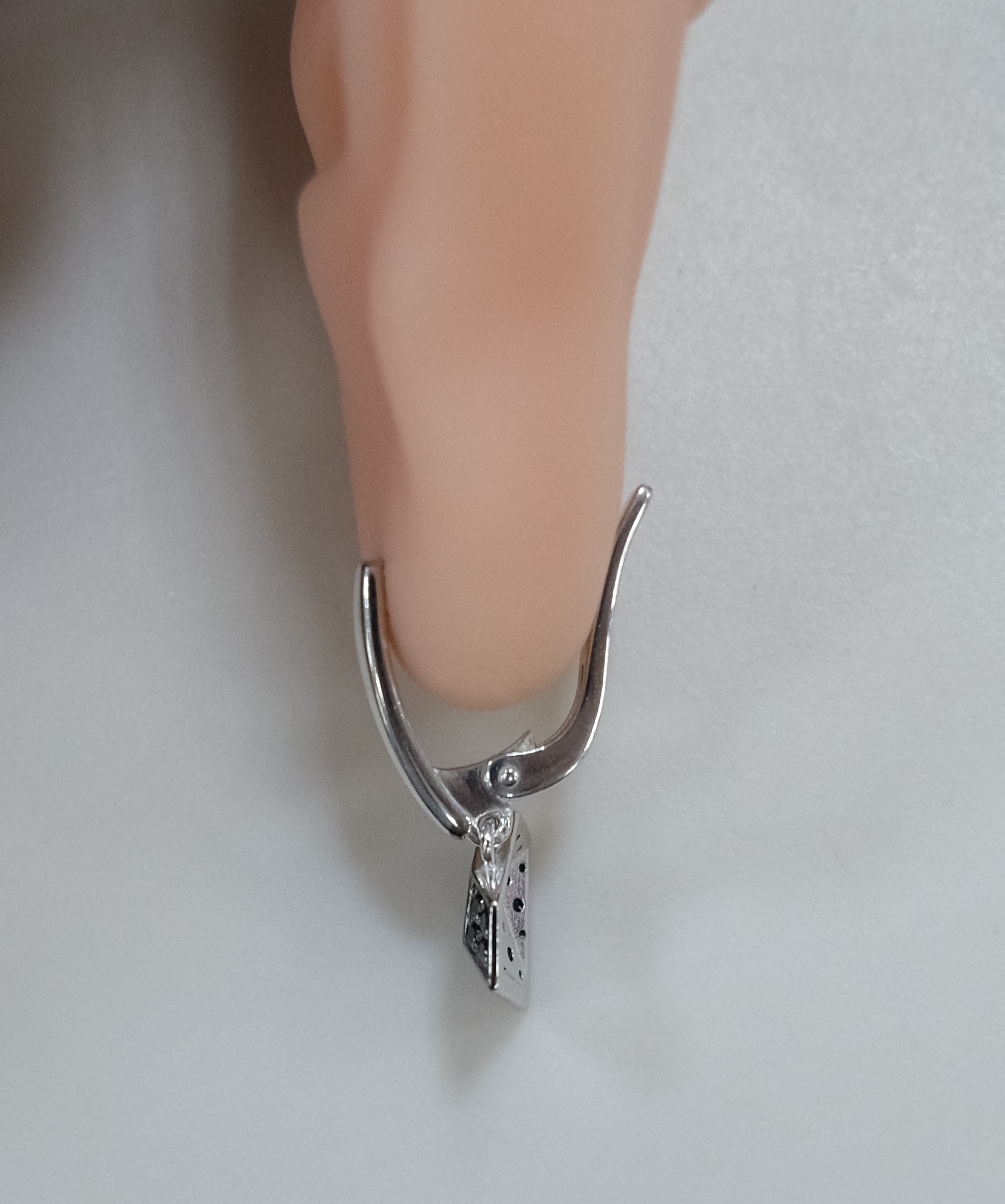 Серебряные серьги со шпинелью